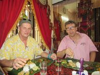 Verrückt nach Meer – Entertainmentmanager Rainer und Stellvertretender Kreuzfahrtdirektor Jörn Hofer bekommen die indischen Leckereien serviert. Mama Devika tischt auf, sie ist heute bereits um vier Uhr in der Früh aufgestanden, um die Köstlichkeiten zuzubereiten. Jacomans Tochter Ranjeeva erklärt, wie man isst. Rainer und Jörn sind begeistert. Dann wird noch das gemeinsam zubereitete Dessert probiert.