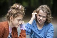 Eva und Adam – Eva (Sonja Holm) ist eine leidenschaftliche Fußballerin. Obwohl sie mit ihrer besten Freundin einen Anti-Jungs-Pakt geschlossen hat, gibt sie Adam (Olle Cardell) Nachhilfe in Fußball. Beim gemeinsamen Hören von Adams Lieblingsmusik finden sie eine weitere Gemeinsamkeit.