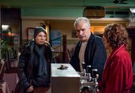 Tatort – Im Ristorante Ventura – v.l. Hauptkommissarin Lisa Marx (Elisabeth Brück), Alfredo Ventura (Emilio de Marchi) und Nanna Ventura (Miriam Fjordeponti).