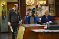 Superior Donuts – (v.l.n.r.) Carl "Tush" Tushinksi (David Koechner); Sweatpants (Rell Battle); Fawz (Maz Jobrani)