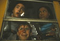 Jeepers Creepers 2 – Auf dem Heimweg von einem Auswärtsspiel gerät das Basketballteam der Bannon High School ins Visier eines geflügelten und blutrünstigen Monsters. Für (v.l.n.r.) Jake (Josh Hammond), Bucky (Billy Aaron Brown) und Chelsea (Lena Cardwell) beginnt ein gnadenloser Kampf ums Überleben ...