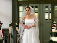 In aller Freundschaft – In der Nacht vor ihrer Hochzeit hat Sarah (Alexa Maria Surholt) einen Traum ... sie hat Blut am Kleid. Als sie aufwacht, ist Benjamin da und versucht sie zu beruhigen.