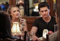 Young Sheldon – Emily Osment (Mandy), Montana Jordan (George ‚Georgie‘ Cooper Jr.).