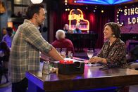 Call Me Kat – Max (Cheyenne Jackson, l.); Kat (Mayim Bialik, r.)