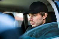 Hubert ohne Staller – Frederick Becker (Andreas Bichler) beobachtet vom Auto aus die Praxis, in der sich seine Frau untersuchen lässt.