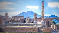 Schätze des Römischen Reichs – Pompeji ? die antike römische Stadt am Fuße des Vesuvs. Als der Vulkan vor knapp 2000 Jahren ausbricht, macht er die Stadt unsterblich. Eine Fundgrube für die Wissenschaft.
