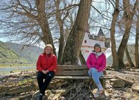 Expedition in die Heimat – Anna Lena Dörr (re.) und Burgenforscherin Angela Kaiser-Lahme (li.) auf der Pfalzgrafenstein-Insel bei Kaub.