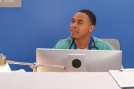 The Rookie – Gino Brown (Cameron J. Armstrong) informiert die Officers über den Zustand seines Patienten.