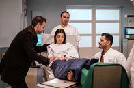 In aller Freundschaft – Die querschnittsgelähmte, ehemalige Turniertänzerin Alma (Mia Kasalo, mi.) wird nach einem Treppensturz in die Sachsenklinik eingeliefert. Sie wird von ihrem liebevollen und besorgten Vater Frank Michels (Beat Marti, li.) begleitet. Als Dr. Ilay Demir (Tan Caglar, re.), ebenfalls Rollstuhlfahrer, erscheint, fühlt sich Alma ziemlich verschaukelt und Ilay bekommt die ganze Ladung von Almas Frust ab. hinten Mitte: Komparse