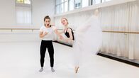 Checkerin Marina – In der Ballettakademie München trifft Marina (links) Tanzstudentin Alica. Sie zeigt ihr, wie sie auf Spitzenschuhen tanzt.