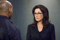 Major Crimes – Sharon Raydor (Mary McDonnell) +++ Die Verwendung des sendungsbezogenen Materials ist nur mit dem Hinweis und Verlinkung auf TVNOW gestattet. +++; Sharon Raydor (Mary McDonnell) +++ Die Verwendung des sendungsbezogenen Materials ist nur mit dem Hinweis und Verlinkung auf TVNOW gestattet. +++