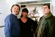 Kommissar Rex – Das Ehepaar Sissy und Kurt Kovarik (Franz Buchrieser, Alexandra Hilverth) muss sich den Fragen Peter Höllerers (Wolf Bachofner, re.) stellen.