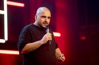 Comedy Clash – SWR COMEDY CLASH, "Yannick de la Péche vs. Leila Ladari vs. Sezer Oglu" Uhr im SWR. Drei Comedians mit drei Geschichten: Der Hamburger Yannick de la Péche nimmt Rollenspiele im Bett zu ernst. Die Baslerin Leila Ladari hat eine Abneigung gegen geteiltes Sorgerecht. Der Stuttgarter Sezer Oglu (Foto) wird von rassistischem Speck attackiert.