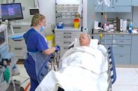 Die Unfallklinik – Patient Heinz ist auf seiner Terrasse gestürzt. Die leitende medizinische Fachangestellte Meike Seidenspinner kümmert sich im Schockraum um ihn.