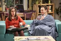 The Big Bang Theory – Für Sheldon (Jim Parsons, r.) ist Amy (Mayim Bialik, l.) die perfekte Frau. Mit ihr geht es ihm auf Anhieb viel besser ...