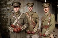 Gefährten – L-R: Lieutenant Waverly (Patrick Kennedy), Captain Nicholls (Tom Hiddleston), Maj. Jamie Stewart (Benedict Cumberbatch)
