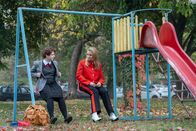 Killing Eve – Villanelle (Jodie Comer, r.) kann nicht mehr so weitermachen. Sie hat einen Plan, um sich von ihrem alten Leben zu trennen. Doch dafür braucht sie Irinas (Yugi Lagodinsky, l.) Hilfe.