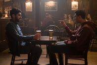 Two Weeks to Live – Um die Trennung von seiner Freundin zu vergessen, trifft sich Nicky (Mawaan Rizwan, l.) mit seinem Bruder Jay Malik (Taheen Modak, r.) in einer Bar. Während Nicky deprimiert seiner Beziehung hinterhertrauert, ist Jay gespannt darauf, was die beiden noch erwartet.