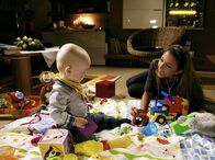 In aller Freundschaft – Schwester Arzu (Arzu Bazman) und auch ihr Mann Philipp Brentano müssen am Weihnachtsabend in der Klinik arbeiten. Beide sind untröstlich und versuchen vorher noch viel Zeit mit ihrem kleinen Sohn Oskar zu verbringen, hat er doch an diesem Tag auch Geburtstag.