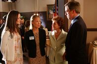 Gilmore Girls – Rory (Alexis Bledel, l.) und Paris (Liza Weil, 2.v.l.) reisen nach Washington zu einem Schülervertreter-Treffen und begegnen dort der Senatorin Barbara Boxer (Barbara Boxer, 2.v.r.) und dem Abgeordneten Doug Ose (Doug Ose, r.) ...