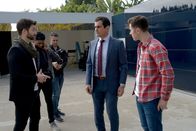 Modern Family – Desmond (Eric Tiede, l.), Phil Dunphy (Ty Burrell, 2.v.r.), Luke Dunphy (Nolan Gould, r.)
