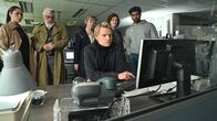 Kommissar van der Valk – Starkes Team: Kommissar Van der Valk (Marc Warren, vorne Mitte) ermittelt mit Citra Li (Django Chan-Reeves, hinten li.), Hendrik Davie (Darrell D’Silva, 2. v. li.), Julia Dahlmann (Emma Fielding, Mitte hinten), Lucienne Hassell (Maimie McCoy, 2. v. re.) und Eddie Suleman (Azan Ahmed, re.).
