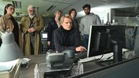 Kommissar van der Valk – Starkes Team: Kommissar Van der Valk (Marc Warren, vorne Mitte) ermittelt mit Citra Li (Django Chan-Reeves, hinten li.), Hendrik Davie (Darrell D’Silva, 2. v. li.), Julia Dahlmann (Emma Fielding, Mitte hinten), Lucienne Hassell (Maimie McCoy, 2. v. re.) und Eddie Suleman (Azan Ahmed, re.).