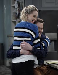 Last Man Standing – Mandy Baxter (Molly McCook, l.); Kyle Anderson (Christoph Sanders, r.)