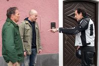 Hubert und Staller – Hubert (Christian Tramitz, links) und Staller (Helmfried von Lüttichau, rechts) befragen Mike Holstner (Martin Laue).