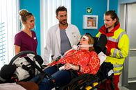 Bettys Diagnose – Betty (Annina Hellenthal) wird von einer scheinbar wildfremden Frau angesprochen, die plötzlich als Notfall in der Klinik landet. Welches Geheimnis steckt hinter der Frau?
