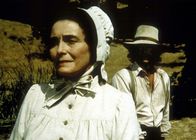 Unsere kleine Farm – Charles (Michael Landon, r.) macht sich große Sorgen um Julia (Patricia Neal, l.).