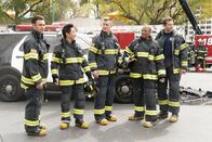 9-1-1 Notruf L.A. – (v.l.n.r.) Eddie Diaz (Ryan Guzman); Howie "Chimney" Han (Kenneth Choi); Bobby Nash (Peter Krause); Henrietta "Hen" Wilson (Aisha Hinds); Evan "Buck" Buckley (Oliver Stark)