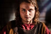 Terra X: Ein Tag in... – Eberhard von Münzenberg (Paul Lux) als Kastellan auf der Burg Münzenberg: Ein erfolgreicher Manager, Steuereintreiber, Zeremonienmeister und Chef der Burgwache zugleich.