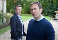 Agatha Raisin – Charles Fraith (Jason Merrells, r.) und James Lacey (Jamie Glover, l.) streiten sich um eine Frau.