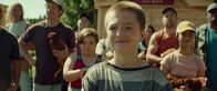 Coco Farm – Aber Dank einer genialen Idee von Charles (Joey Bélanger, 5. von links) und der Hilfe von Denis und der Dorfgemeinschaft, findet Max (Oscar Desgagnés, vorn) einen Weg, die "Coco Farm" zu retten.