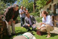 Die Rosenheim-Cops – Die Rosenheimer Kollegen (v.li.: Dieter Fischer, Igor Jefti, Sina Wilke) ermitteln, wer Rita Scheible (Statist) erschlagen hat.