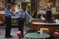 Superior Donuts – Ahnen nicht, dass die Frage des Vertrauens noch für einige Probleme sorgen wird: James (Darien Sills-Evans, l.), Randy (Katey Sagal, 2.vl.), Tush (David Koechner, 2.v.r.) und Arthur (Judd Hirsch, r.) ...