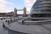 Metropolis - Die Seele einer Stadt – Wie kam es, dass ein römischer Außenposten zu einer der bedeutendsten Metropolen der Welt werden konnte? Einige beachtenswerte geschichtliche Entwicklungen nahmen in London ihren Lauf. Die Londoner Börse zum Beispiel, eine der größten und ältesten Börsen in Europa, verdankt ihre Entstehung einem Kaffeehaus inmitten der Metropole. Der Brite John Castaing begann in einem Kaffeehaus Listen mit Aktien- und Warenpreisen zu veröffentlichen. 1773 erhielt die Börse dann ihren offiziellen Namen: „The Stock Exchange". Heute ist London das Zentrum der internationalen Finanzwelt und die Londoner Börse hat einen Wert von fast 3 Billionen Euro. Darüber hinaus trinken heute mehr Menschen Kaffee in London als in New York. Die Dokumentation liefert Einblick in die Metropole London, mit Geheimtipps für den nächsten Städtebesuch, gibt aber auch einen geschichtlicher Rückblick auf die Entwicklung der Stadt, anhand der faszinierendsten Schlüsselmomente in der Geschichte Londons.