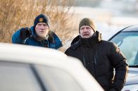 Kommissar Wisting – Kommissar William Wisting (Sven Nordin, l.) und sein Kollege Nils Hammer (Mads Ousdal) ermitteln nach Leichenfunden.