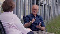 SMS - Schwanke meets Science – Karsten Schwanke im Gespräch mit der Virologin Prof. Ulrike Protzer, die neben der Coronaforschung auch zu Hepatitis forscht.