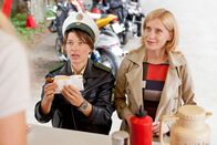 Mord mit Aussicht – WDR Fernsehen MORD MIT AUSSICHT, II. Staffel, Folge 18 "Scharfe Bräute, ganze Kerle" Uhr. Sophie Haas (Caroline Peters, r.) und Bärbel Schmied (Meike Droste, l.) stärken sich am Imbisswagen mit einer Currywurst.