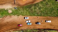 Rallye: Murtal Rallye – Luftaufnahme von Rallyeautos, die auf einer staubigen Feldstrecke fahren
