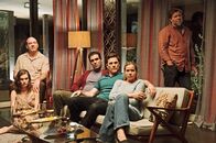 The Invitation – Die Gäste erwartet schon kurz nach der Ankunft eine verstörende Botschaft. Von links: Sadie (Lindsay Burdge), Pruitt (John Carroll Lynch), Miguel (Jordi Vilasuso), Tommy (Mike Doyle), Claire (Marieh Delfino), Ben (Jay Larson).