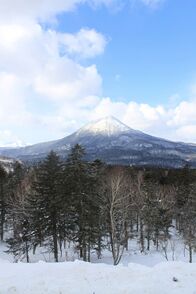 Wilde Inseln – Berg in blauem Himmel