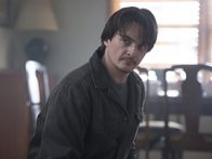 Homeland – Während sich Max großen Ärger einhandelt, wird Quinns (Rupert Friend) Name für eine mysteriöse und bösartige Webseite missbraucht ...