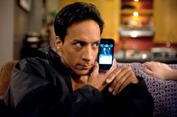 Community – Es Weihnachtet: Abed (Danny Pudi) und seine Freunde wollen gemeinsam feiern, doch eine bereits abgegebene Geschichtsarbeit lässt die Stimmung im Nu sinken ...