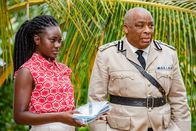 Death in Paradise – Der Polizeichef Selwyn Patterson (Don Warrington, r.) und Detective Naomi Thomas (Shantol Jackson, l.) sind nicht von der Schuld ihres Kollegen überzeugt, müssen aber dennoch die Befunde überprüfen und möglichen Hinweisen nachgehen.