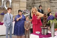 The Mick – Auf der edlen Geburtstagsparty von Urgroßmutter Rita warten einige Überraschungen auf Chip (Thomas Barbusca, l.), Alba (Carla Jimenez, 2.v.l.), Ben (Jack Stanton, 2.v.r.) und Mickey (Kaitlin Olson, r.).