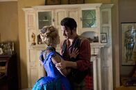 Ripper Street – Long Susan (MyAnna Buring, l.); Captain Homer Jackson (Adam Rothenberg, r.)