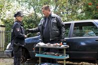Notruf Hafenkante – Hans (Bruno F. Apitz, r.) untersucht den Tatort allein. Franzi (Rhea Harder, l.) versteht unter Teamarbeit etwas anderes.